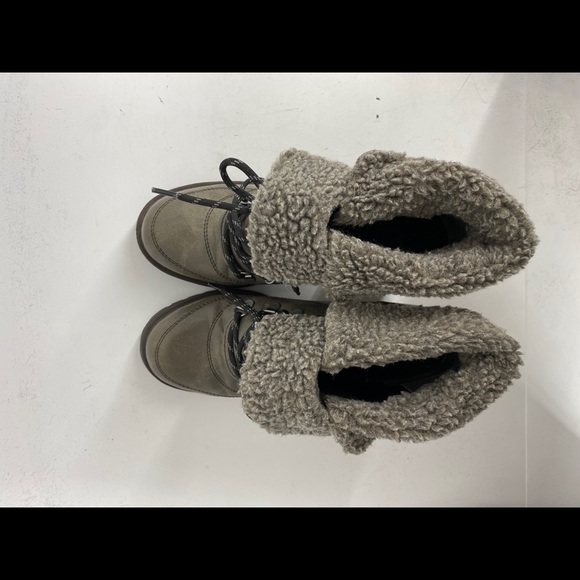 MUDD Ridge Grey Fur Trim Chunky Heel Lug Sole Ankle Boots - Picture 8 of 9